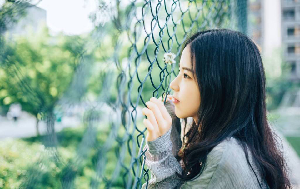 人之所以悲伤,是因为我们留不住岁月;而更无法面对的是有一日,青春,就这样消逝过去。